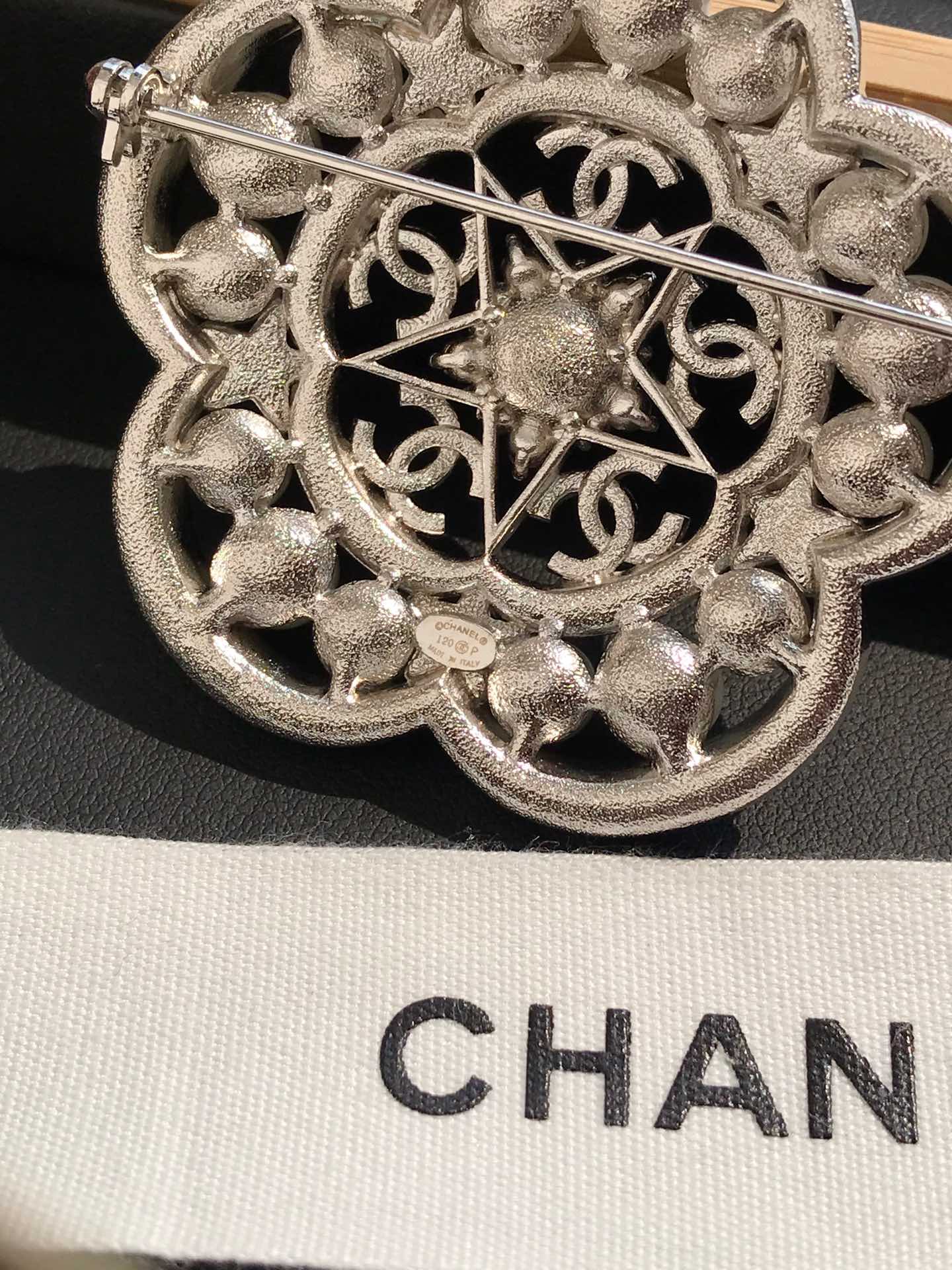 Chanel 胸針