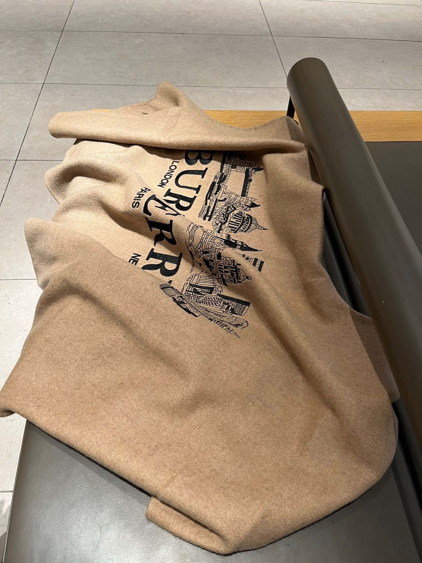 巴B家-巴黎建築字母logo羊絨披肩斗篷 80.5*119.5cm 外層：100%羊絨刺繡：100%聚酯纖維專業乾洗